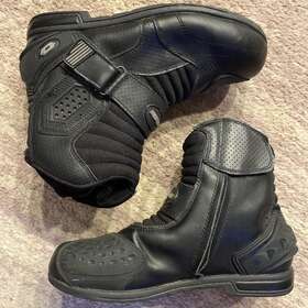 24-1007 Castle 1 Motorcycle Boots Riding Waterproof Kicker Black Boot Street Mens Sz 9 Euc